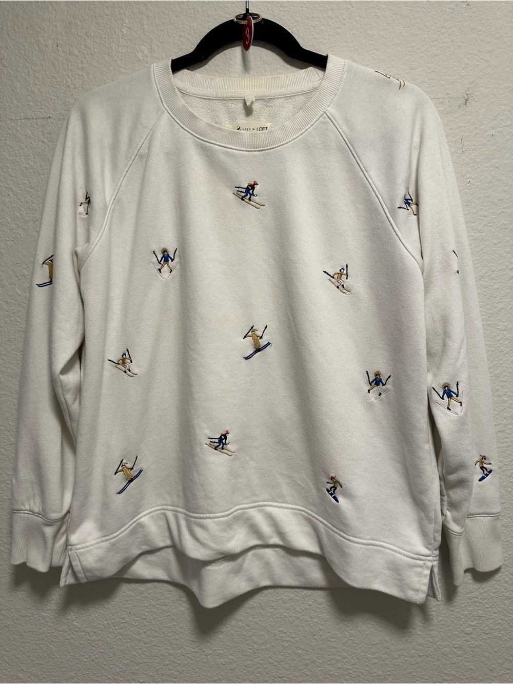 Lou & Grey LOFT Embroidered Skier Sweatshirt Women’s White Après Ski
